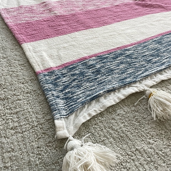 DKNY Throw/Tapestry - Picture 4 of 7